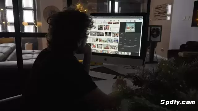 一个男人在电脑上看着圣诞照片视频素材