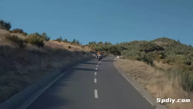 远处骑自行车的人在下坡路上视频素材