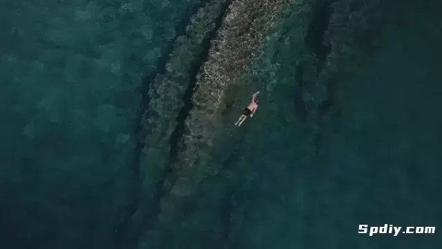 一名男子游泳并探索大洋中脊的底部视频素材