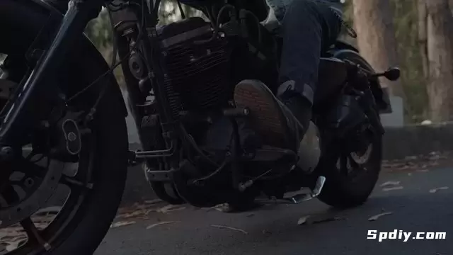 一名摩托车手将他的车辆停下来视频素材