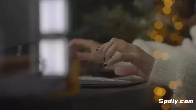 女人的手在键盘上打字视频素材