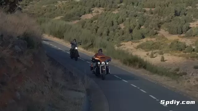 摩托车手一起在下坡路上骑行视频素材