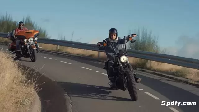 骑摩托车的人骑车在公路上视频素材