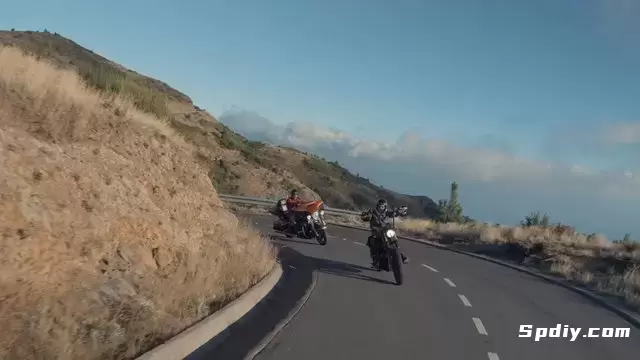 摩托车手在道路上转弯视频素材