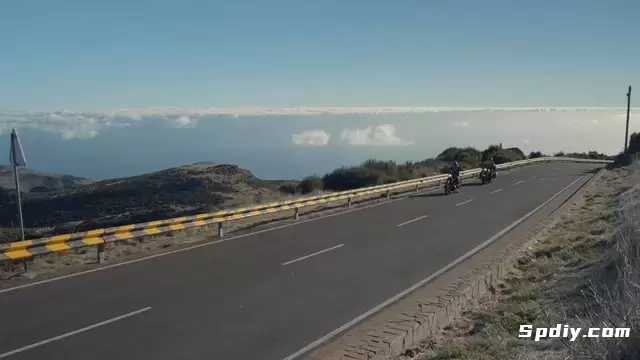 骑摩托车的人停下来看风景视频素材