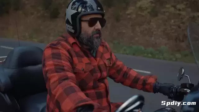 一名大胡子男子扭动摩托车油门，准备上路视频素材