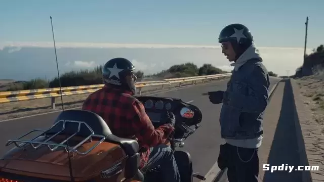 两个骑摩托车的人在讨论事情视频素材