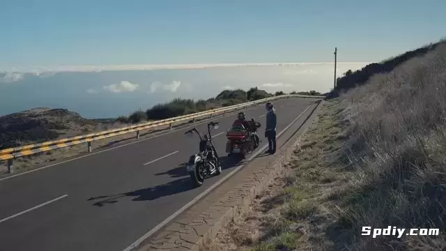 骑摩托车的人在旅途中休息一下，互相交谈视频素材