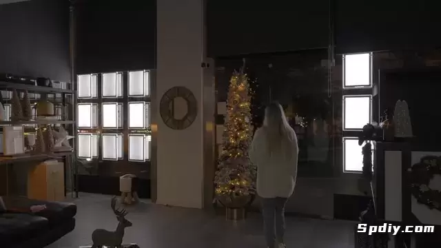 一个女孩在办公室装饰圣诞树视频素材