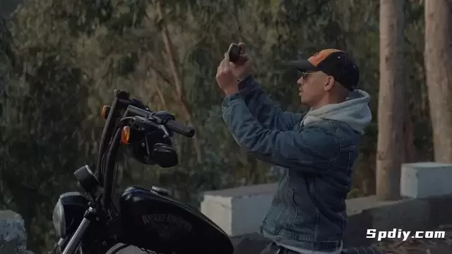 骑摩托车的人在拍摄风景视频素材