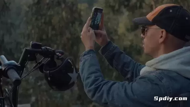 一名摩托车手在附近的松树上拍照视频素材