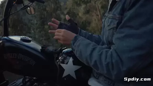 摩托车手脱下手套视频素材