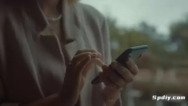 女人在智能手机上打字视频素材