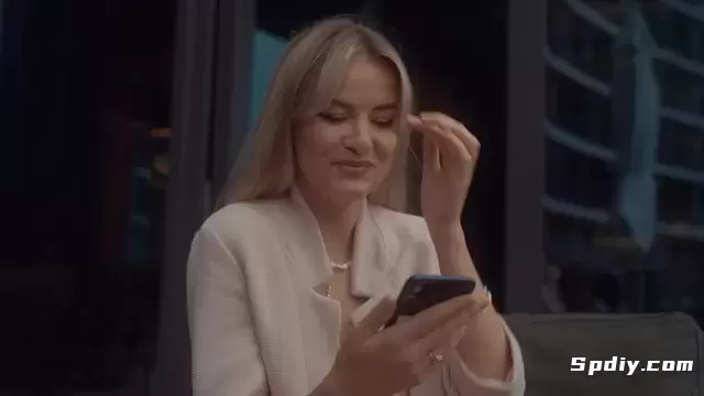 一个女人在使用智能手机时微笑视频素材