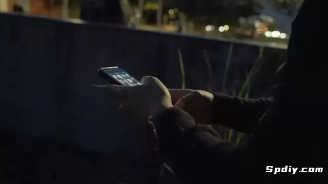 晚上在智能手机上打字的人视频素材