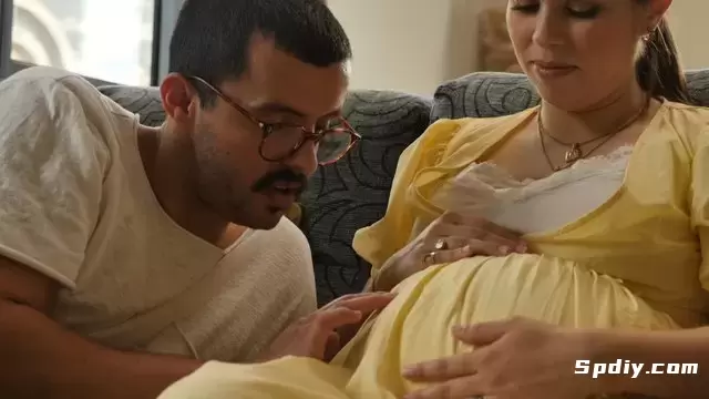 父亲爱抚女人怀孕的肚子视频素材