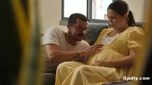 丈夫亲吻怀孕妻子怀孕的肚子视频素材