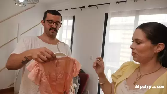 未来的父母折叠婴儿衣服视频素材
