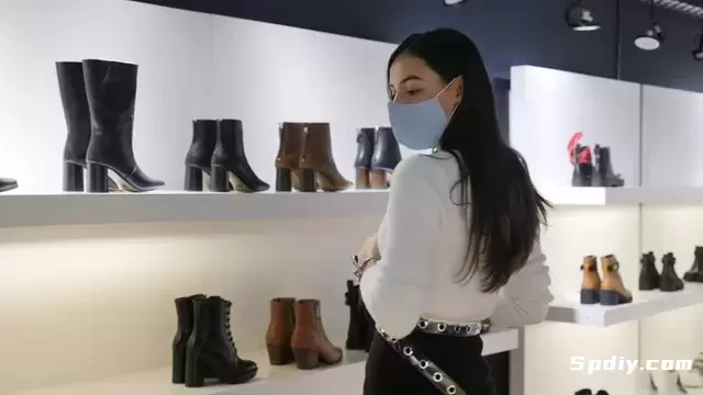 女人给她的靴子拍照视频素材