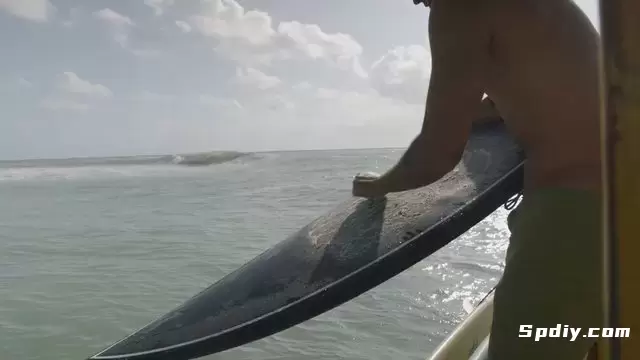 一名男子在给冲浪板上视频素材