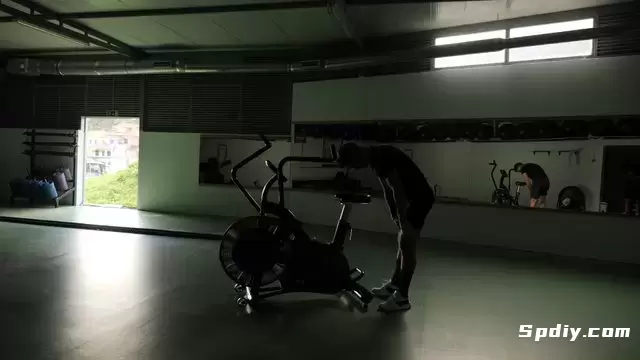 男子骑健身车视频素材