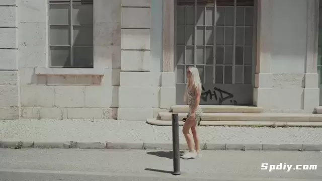 沿着街道散步的金发女孩视频素材
