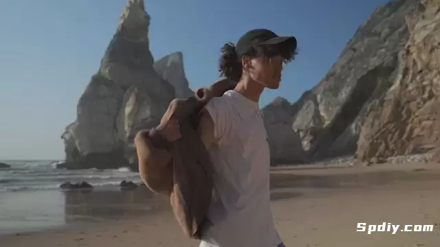 卷发的家伙在海滩上跳舞视频素材
