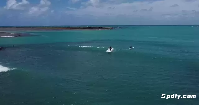 人们在蓝色的大海中冲浪视频素材