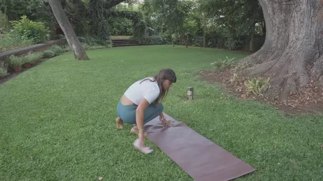 女孩清洁她的瑜伽垫视频素材插图