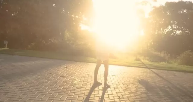 公园的女摄影师视频素材插图