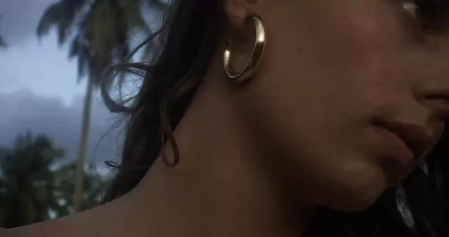 戴金箍耳环的女人视频素材插图