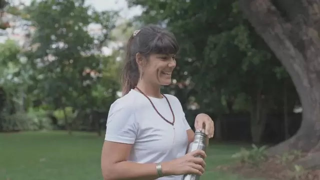 女瑜伽老师在公园喝水视频素材插图