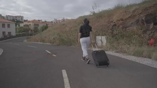 女人带着手提箱走路视频素材插图