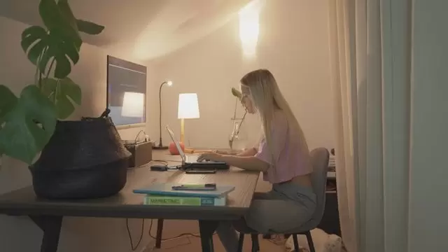 在她的家庭办公室学习的学生视频素材插图