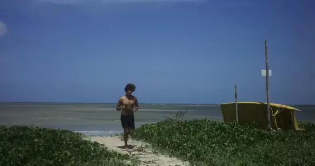 男子在海滩上奔跑视频素材插图