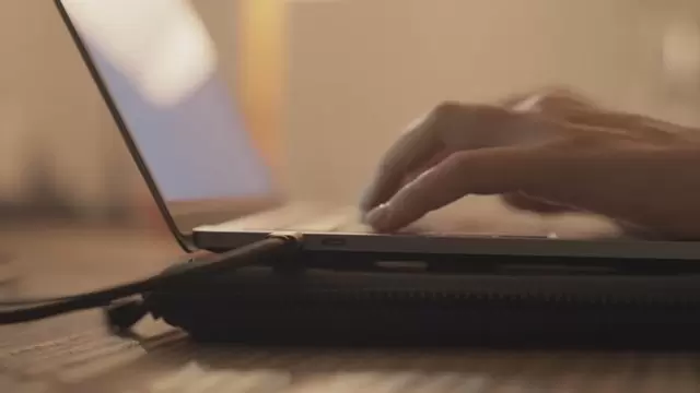 女人的手在笔记本电脑上打字视频素材插图