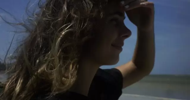 女人向她的朋友挥手视频素材插图