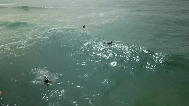 冲浪者在海上波浪视频素材插图