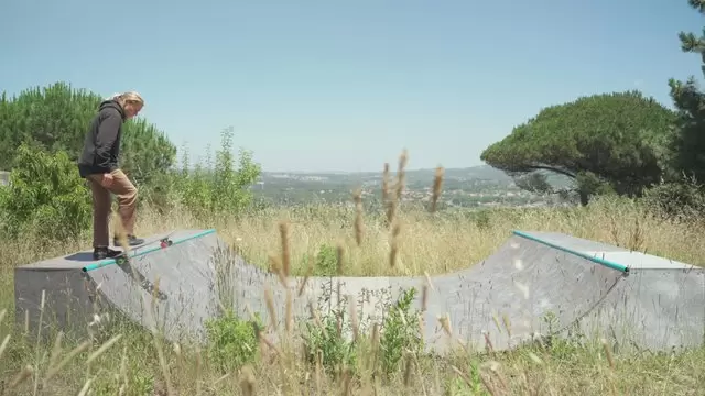 滑板手在迷你坡道上滑行视频素材插图