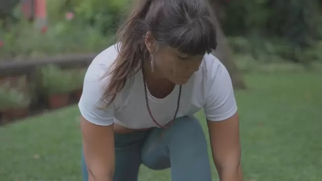 瑜伽老师解释姿势视频素材插图