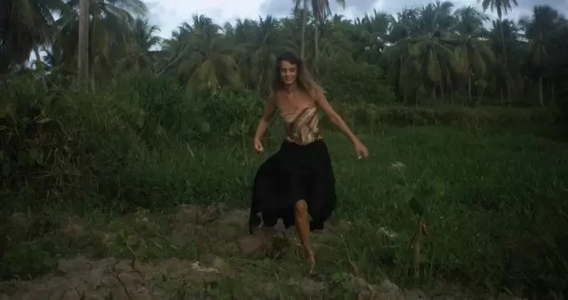 在丛林中奔跑的女人视频素材插图