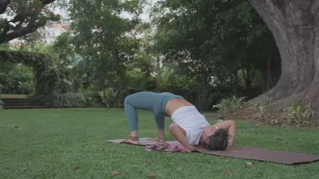 做车轮瑜伽姿势的女孩视频素材插图