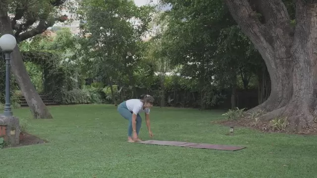 瑜伽老师卷起瑜伽垫视频素材插图