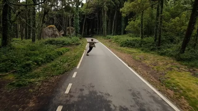 在森林中的道路上骑滑板视频素材插图