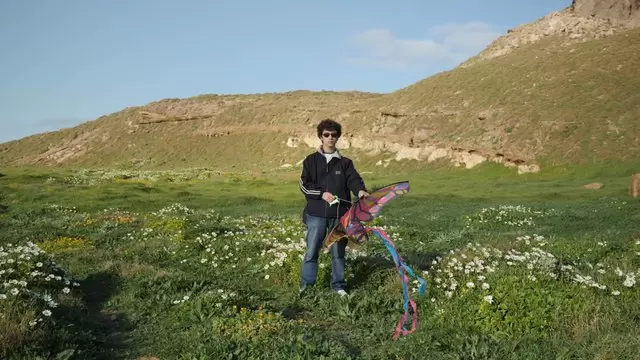 男子在田野里拿着风筝视频素材插图