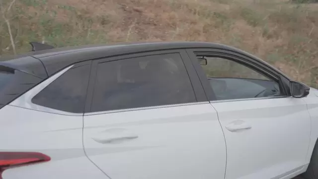 一辆白色驾驶汽车在路上行驶视频素材插图
