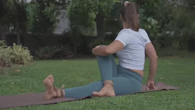 瑜伽练习中的女孩伸展运动视频素材插图
