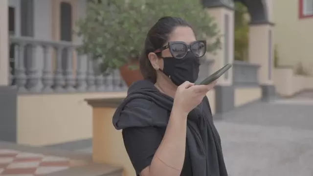 一名妇女在智能手机上录制语音消息视频素材