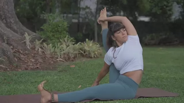 做搬脚瑜伽姿势的女孩视频素材插图