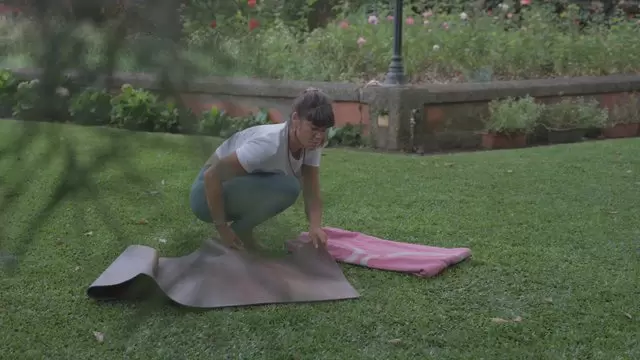 准备瑜伽垫子的女人视频素材插图